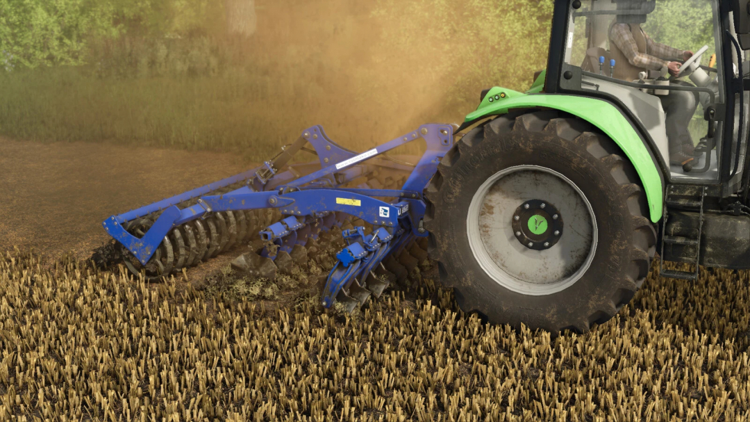 FS25 mod Rolmako U652 v1.0.0.0 cultivating field with blue machinery attached to green tractor.