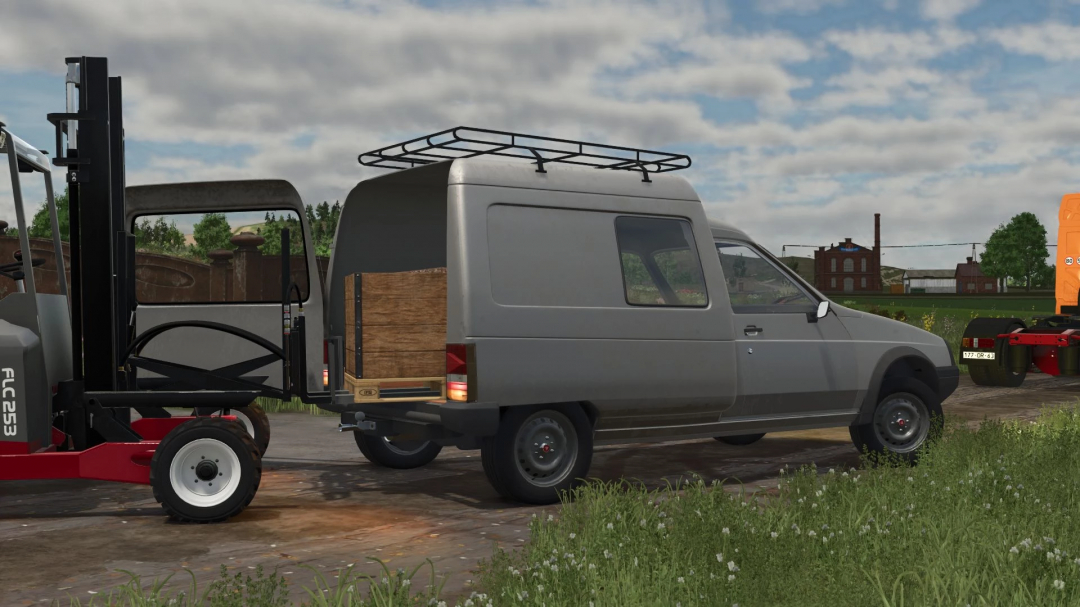 Citroën C15 mod in FS25 with a loaded crate, farm background.