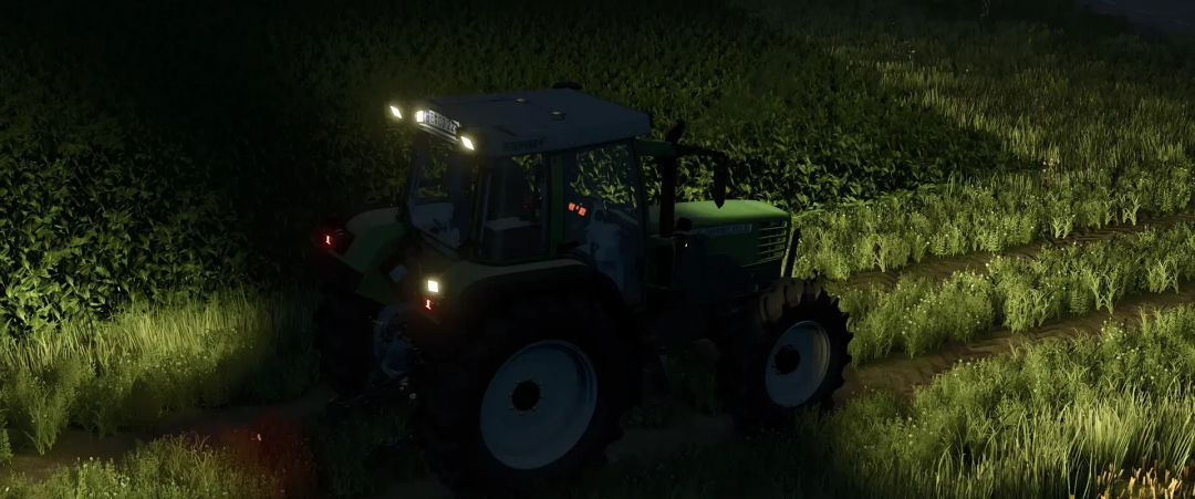 Fendt 500 Favorit tractor mod at night in FS25, illuminating a field.