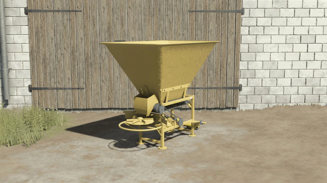 FS25 mod POM Motyl NO13 v1.0.0.0, a yellow agricultural machine, against a wooden barn background.