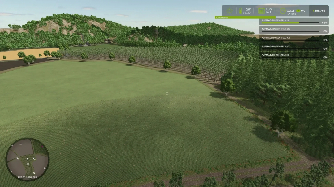 A lush green field surrounded by trees in The Viervitz FS25 mod for Farming Simulator 25, showcasing realistic landscape details.