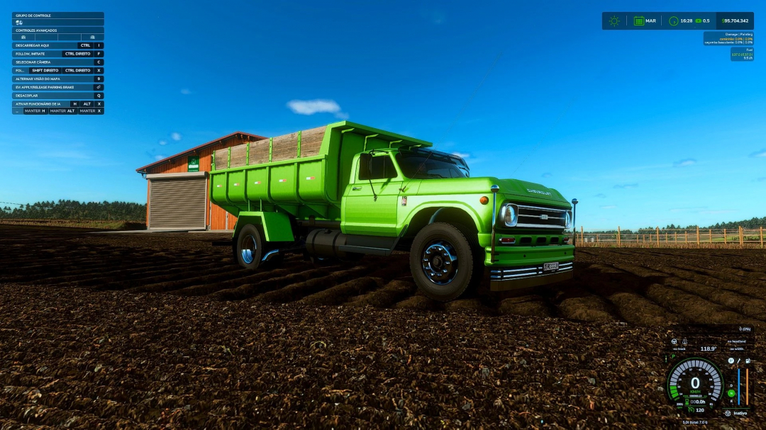 Green truck mod CASAMBA D60 on a farm in FS25, featuring a barn and a clear blue sky.