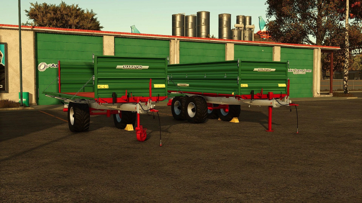 fs25-mods,  Maraton trailer pack mod for FS25 featuring green trailers with red frames at a tractor center.