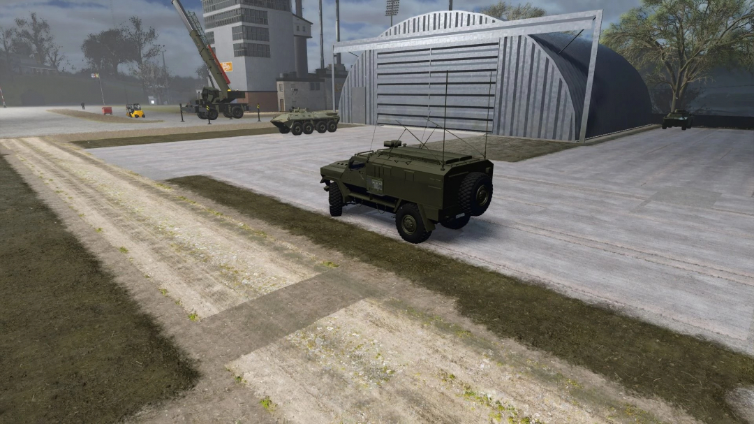 AMZSISU Bystra mod in FS25 showing a military vehicle near a hangar.