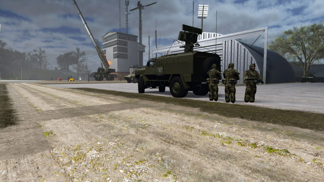 Military truck and soldiers in FS25 mod AMZSISU Bystra 1.0.0.0 by a hangar and crane.