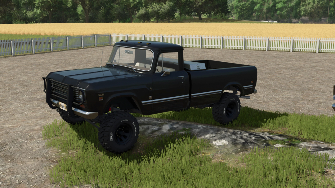 FS25 mod PickUp International Serie 200 parked on grass next to a fence in Farming Simulator 25.