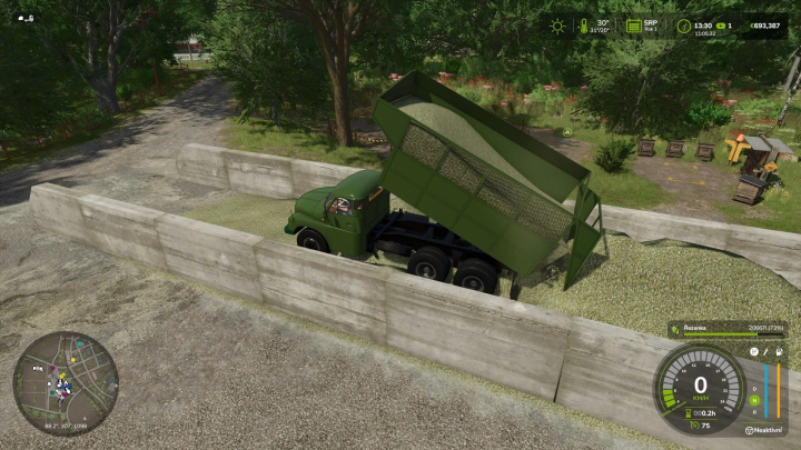 fs25-mods,  Tatra T138 S1 S3 TN truck unloading silage in FS25 mod.