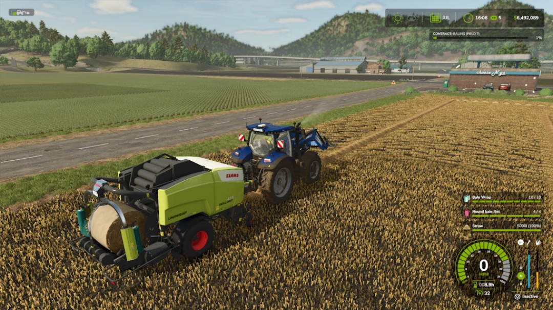 CLAAS ROLLANT 455 UNIWRAP Speedy 1.0.0.0 mod in FS25, shown on a wheat field with a tractor, bale wrap in progress.