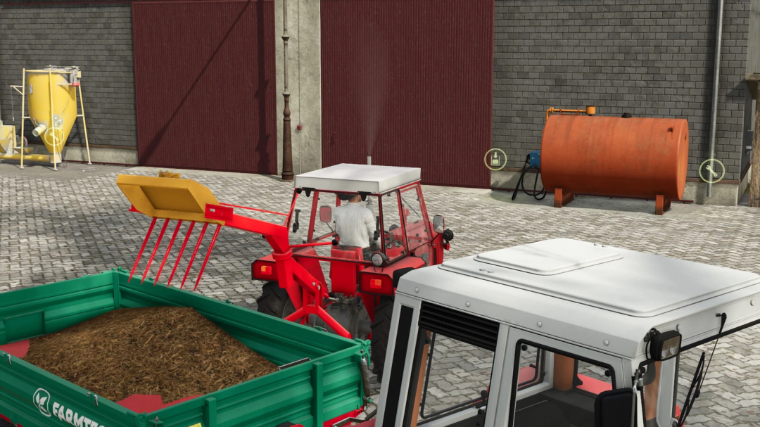 FS25 mod Lizard Panonija 525 v1.0.0.0 with red tractor and green trailer in a farmyard.