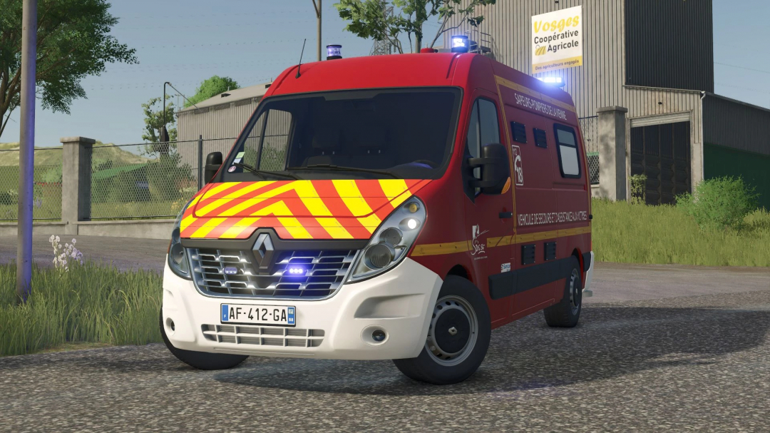 FS25 mod Renault Master III VSAV near agricultural building in Farming Simulator 25.