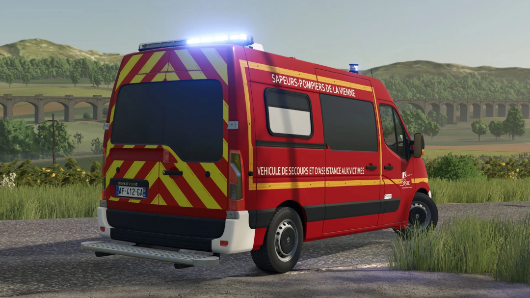 FS25 mod Renault Master III VSAV vehicle in countryside setting.