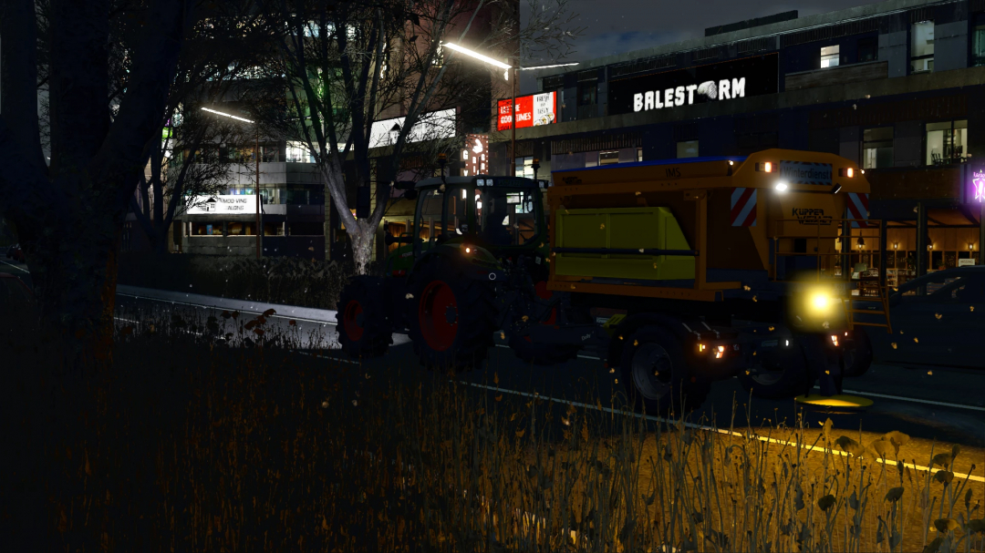 FS25 mod featuring Salzstreuer Küpper Weisser at night in an urban setting with storefronts in Farming Simulator 25.