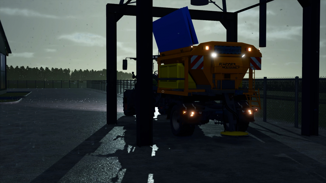 The Salzstreuer Küpper Weisser mod for Farming Simulator 25 in a rainy scene, showcasing its features. FS25 mods enhance gameplay.