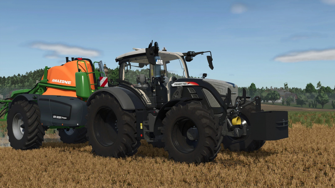 Farming Simulator 25 mod featuring a Fendt 720 Vario Series tractor with Amazone UX 5201 Super sprayer in a field.