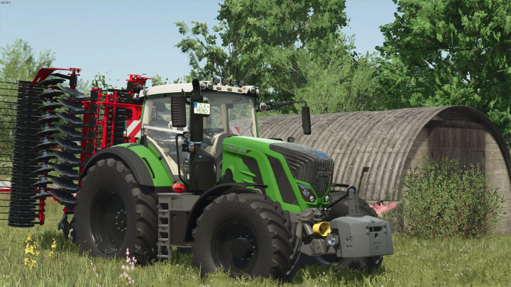fs25-mods, Fendt 800 S4 v1.2.1.0 mod in Farming Simulator 25, detailed green tractor with implement on a farm with trees and a barn in the background.