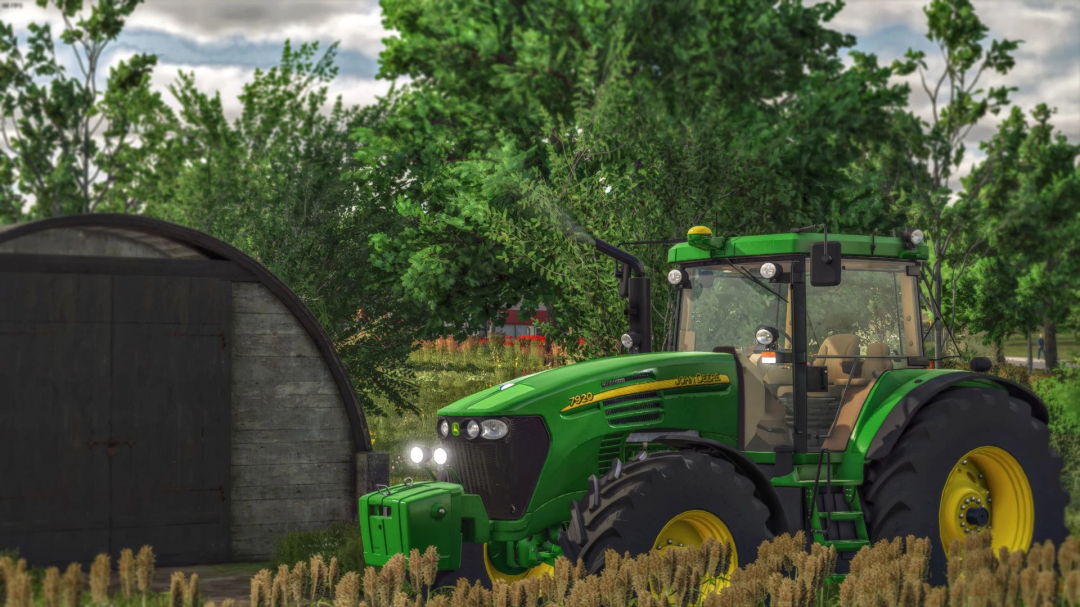 Farming Simulator 25 mod image showing a green John Deere 7920 tractor near a barn, surrounded by fields and trees.