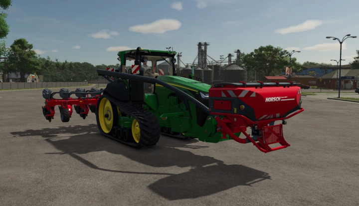 fs25-mods,  Farming Simulator 25 mod: John Deere 8RT EU v1.0.0.0 tractor with HORSCH sprayer attachment, on a farm lot with buildings and trees in the background.