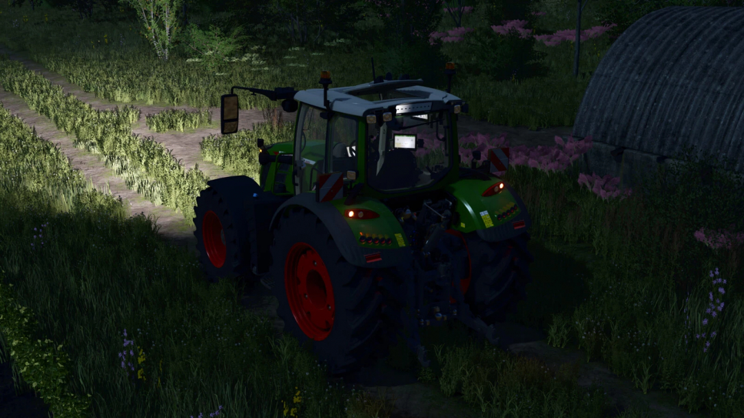 Fendt 700 Vario Gen6 tractor in Farming Simulator 25 mod, shown working at night on a farm with fields and a green grove.