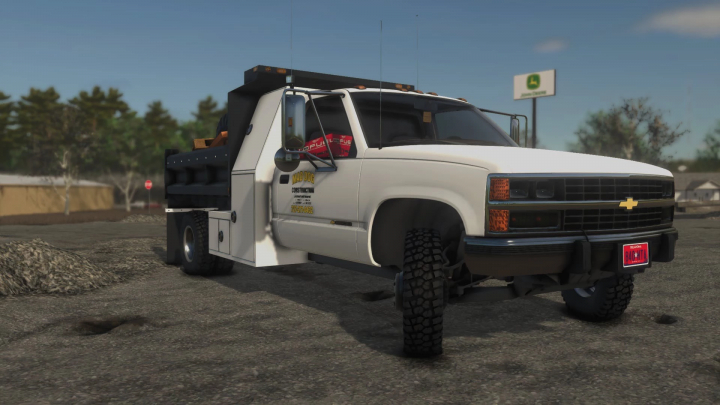 fs25-mods, Farming Simulator 25 mod: Chevrolet GMT 400 construction truck equipped with tools and fuel cans, used for farming and construction tasks.