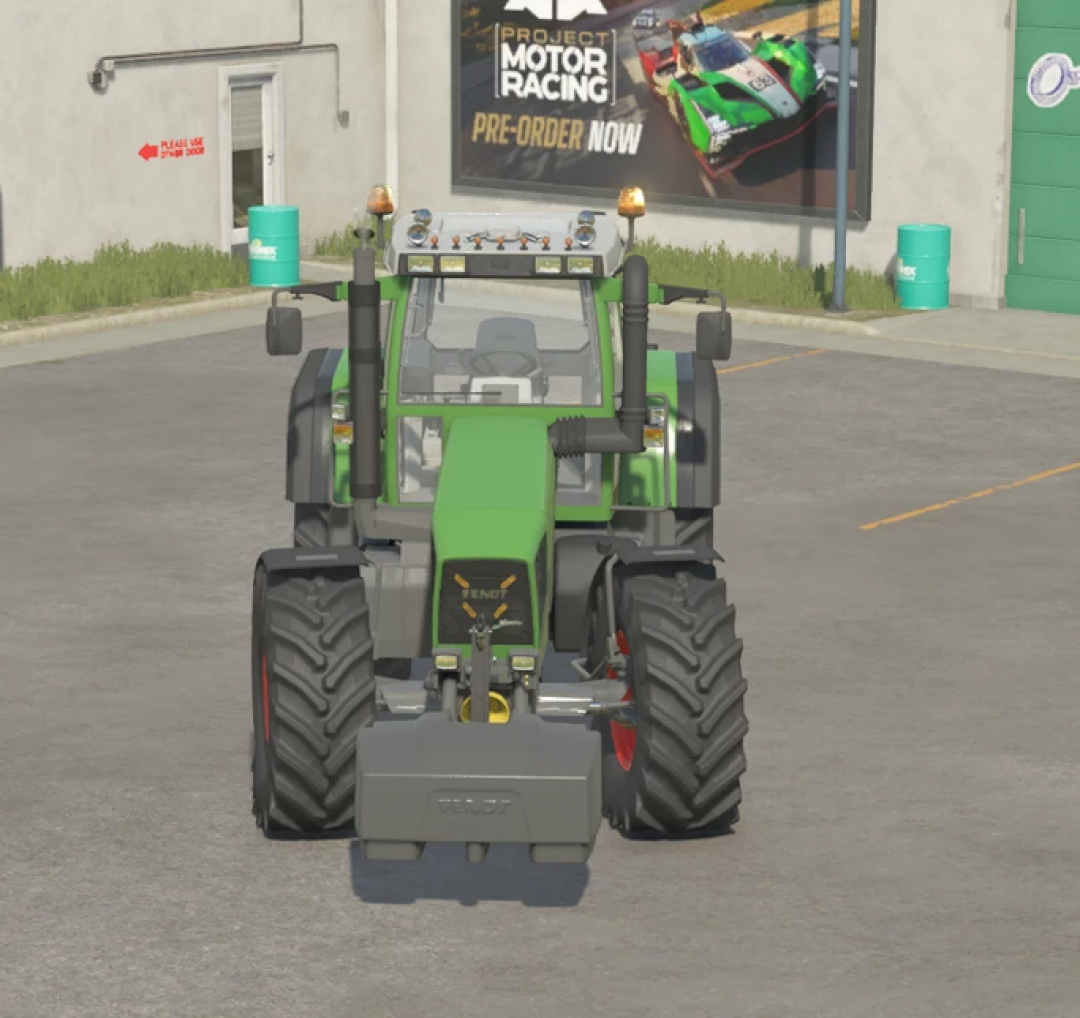 FS25 mod: Front view of a green Fendt Favorit 900 tractor from Farming Simulator 25.