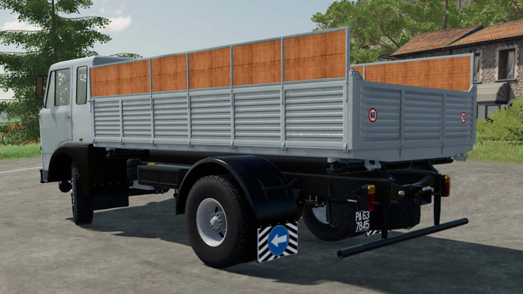 Farming Simulator 25 mod: Fiat 682 N4 truck with wooden side panels, used for transportation tasks in FS25.